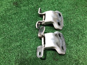 Петли двери передней правой 60079AG002, 60079AG012 SUBARU LEGACY