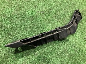 Крепление переднего бампера правое 57707AJ240 SUBARU LEGACY