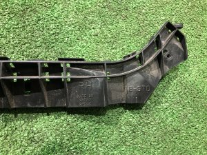 Крепление переднего бампера правое SUBARU LEGACY OEM 57707AJ240 BMG 2013 White Pearl 37J