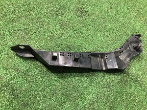 Крепление переднего бампера левое SUBARU LEGACY OEM 57707AJ250 BMG 2013 White Pearl 37J
