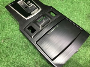 Пластик вокруг селектора подстаканник SUBARU LEGACY OEM 92122AJ030, 92134AJ040 BMG 2013