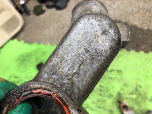 Патрубок корпуса термостата ISUZU GIGA OEM 1-14228-143-0 CXZ82K1D 2007
