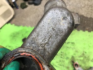 Патрубок корпуса термостата ISUZU GIGA OEM 1-14228-143-0 CXZ82K1D 2007
