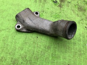Патрубок корпуса термостата ISUZU GIGA OEM 1-14228-143-0 CXZ82K1D 2007