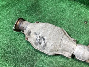 Средняя часть глушителя катализатор RCSA2 SUBARU FORESTER OEM 44200SA010 SG5 2004 EJ205 AT