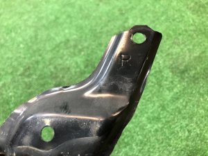 Крепление переднего бампера правое SUBARU LANCASTER OEM 57707AE230 BHE BH9 1999 BEIGE 8L5