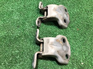 Петли двери передней левой SUBARU LANCASTER OEM 61220AC000, 61220AC010 BH9 1999 BEIGE 8L5