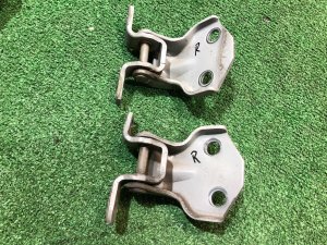 Петли двери передней правой 61220AC000, 61220AC010 SUBARU LANCASTER