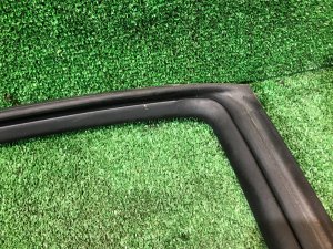 Уплотнитель дверей левый SUBARU LANCASTER OEM 63521AE030 BHE BH9 BH5 1999 BEIGE 8L5
