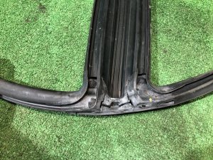 Уплотнитель дверей правый SUBARU LANCASTER OEM 63521AE020 BHE BH9 BH5 1999 BEIGE 8L5
