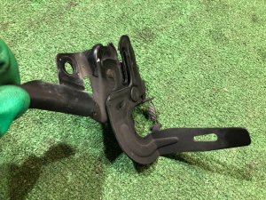 Замок капота SUBARU LANCASTER OEM 57310AE000 BH9 1999 BEIGE 8L5