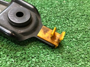 Держатель капота SUBARU LANCASTER OEM 57255AE010 BH9 1999 BEIGE 8L5