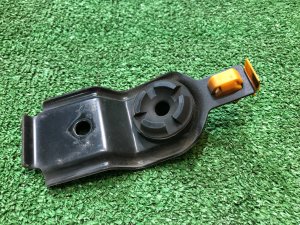 Держатель капота SUBARU LANCASTER OEM 57255AE010 BH9 1999 BEIGE 8L5