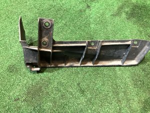 Крепление заднего бампера правое SUBARU LANCASTER OEM 57731AE000 BH9 1999 BEIGE 8L5